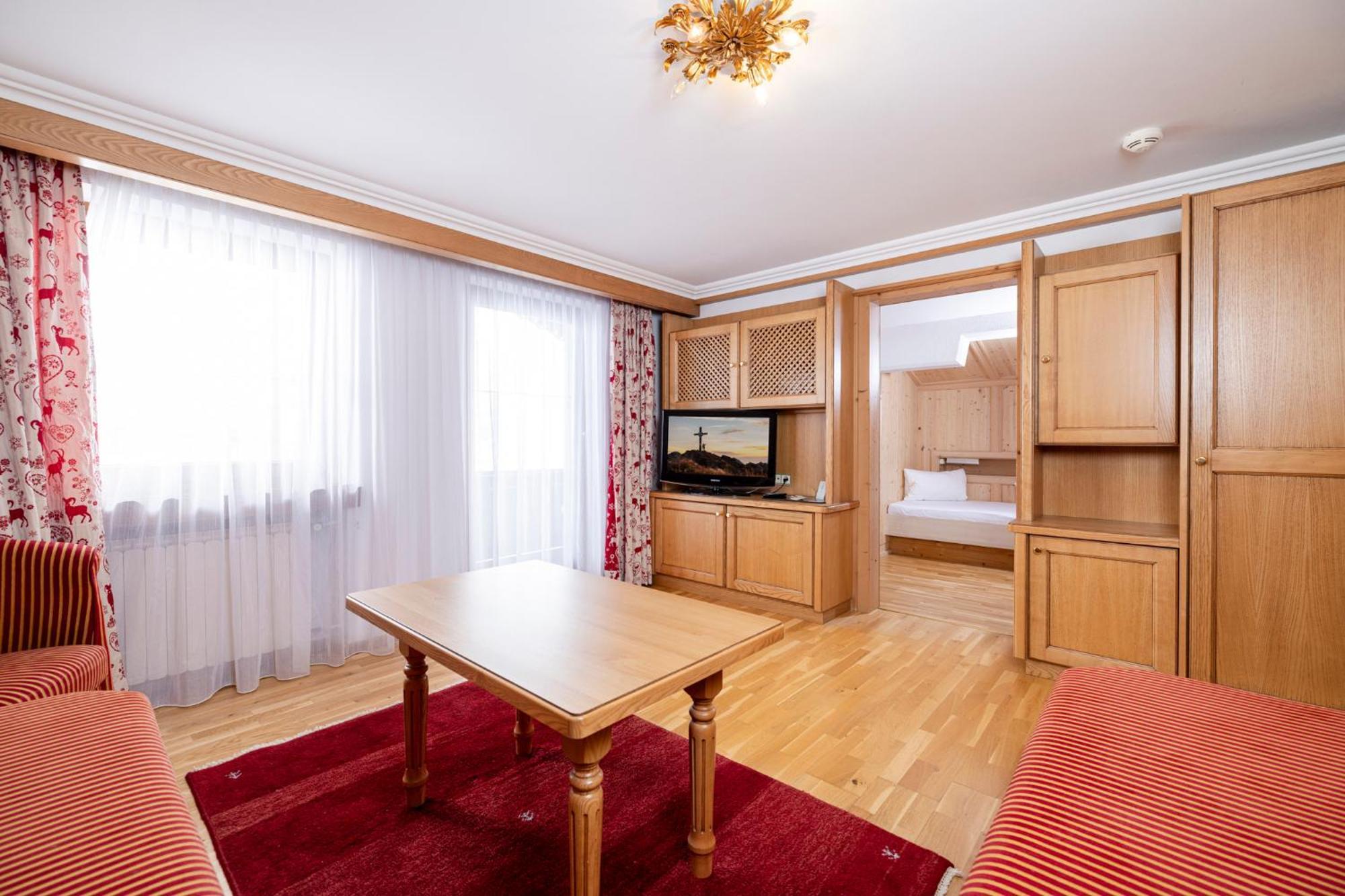 Aparthotel Landhaus St. Joseph Майрхофен Экстерьер фото