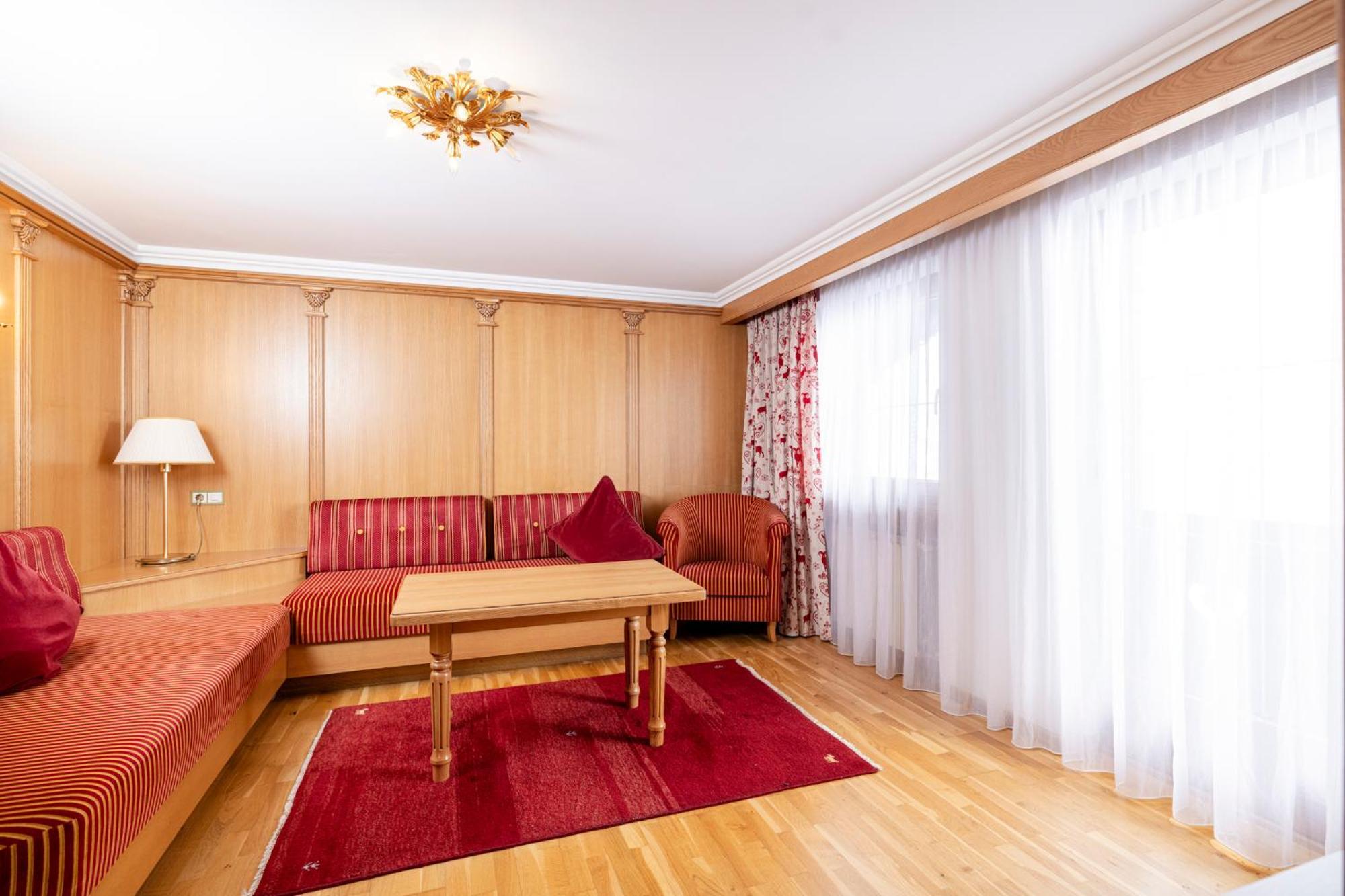 Aparthotel Landhaus St. Joseph Майрхофен Экстерьер фото
